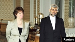 Iran's chief nuclear negotiator Saeed Jalili (R) and European Union foreign policy chief Catherine Ashton arrive for talks at the Ciragan Palace in Istanbul, 21 Jan 2011.