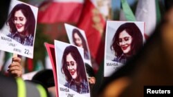 Para pendukung hak-hak perempuan di Iran melakukan pawai pada peringatan kematian Mahsa Amini di luar Gedung Putih di Washington DC (foto: dok). 