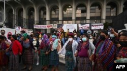 ARCHIVO- Mújeres indígenas acuden al patio de un tribunal en Ciudad de Guatemala durante juicio contra cinco exmilitares en 2022 acusados de violación de mujeres en pueblos nativos del país centroamericano durante los años de la guerra civil. 