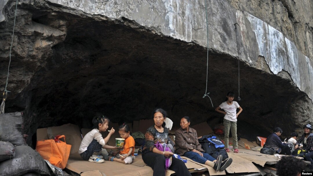 Cư dân tạm trú trong một hang đá sau hai cơn địa chấn nối tiếp nhau hai tỉnh Vân Nam và Quí Châu, Trung Quốc, ngày 8/9/2012. 