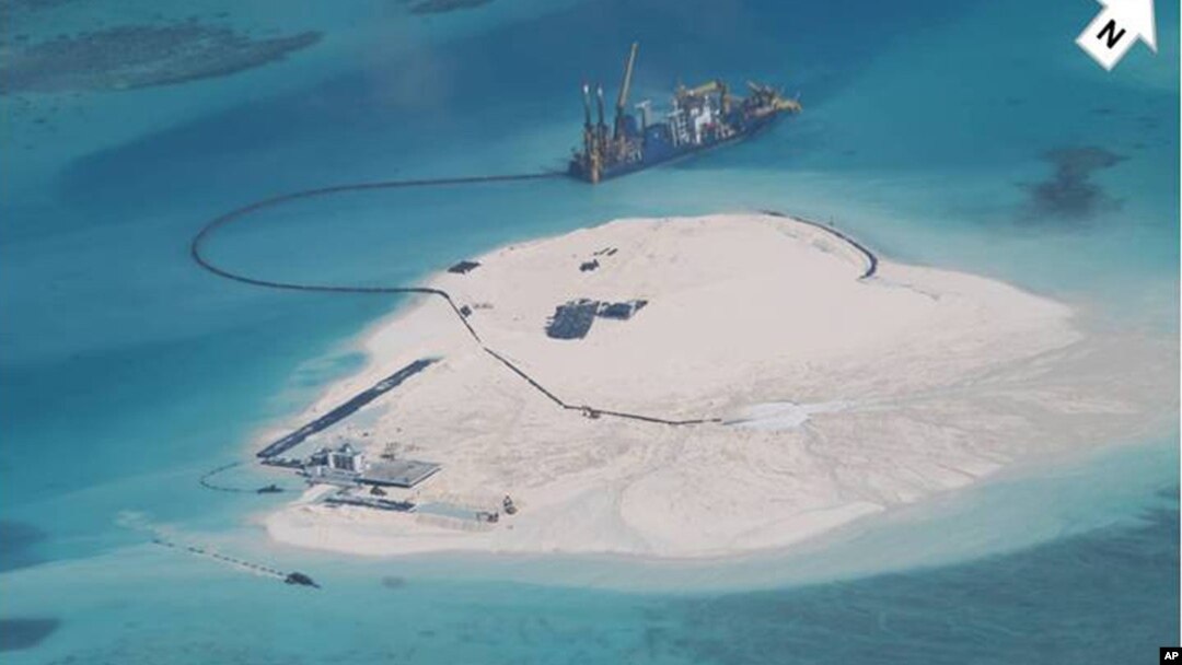 Foto yang dirilis Filipina menunjukkan kegiatan konstruksi China di sebuah karang Mabini di antara kepulauan Spratly yang dipersengketakan (foto: dok).