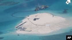 Foto yang dirilis Filipina menunjukkan kegiatan konstruksi China di sebuah karang Mabini di antara kepulauan Spratly yang dipersengketakan (foto: dok).