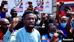 Le chef de l'opposition et ancien candidat à la présidentielle Robert Kyagulanyi, également connu sous le nom de Bobi Wine, prend la parole lors d'un événement médiatique à Kampala, en Ouganda, le 14 juin 2021.