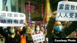 中國西安兩名網民公開舉牌要求政府治理日益嚴重的霧霾後，被當地警方傳喚。(維權網)