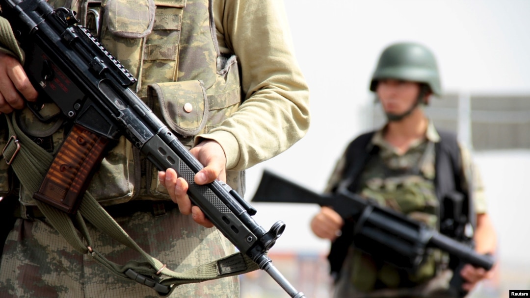 Tentara Turki melakukan penjagaan di pos pemeriksaan di wilayah antara Mardin dan Cizre di Turki tenggara (foto: dok). 