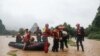 Regu penyelamat mengevakuasi warga di kawasan yang terdampak banjir pasca hujan lebat di Yangshuo, di wilayah selatan Guangxi, China, 7 JUni 2020. (Foto oleh STR / AFP) / China
