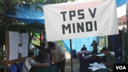 Suasana di TPS Mindi Kecamatan Porong, yang terletak di samping tanggul penampungan lumpur Lapindo, 9 Juli 2014 (Foto:VOA/Petrus)