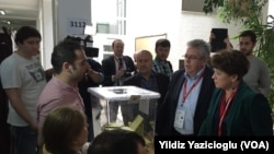 AGİT Heyeti Başkanı Ignacio Sanchez Amor (İspanya) ve Gözlemci Misyonu Özel Koordinatörü Vilija Aleknaite-Abramikiene (Litvanya) Ankara Üniversitesi Siyasal Bilgiler Fakültesi'nde sandık görevlileri, seçmenler ve gönüllü müşahitlerle konuştu.