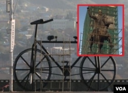 "ვარდების მოედანზე", საიდანაც 2005 წელს, დავით აღმაშენებლის ძეგლი აიღეს, 2011 წელს, დიდი ველოსიპედის ძეგლი გაჩნდა