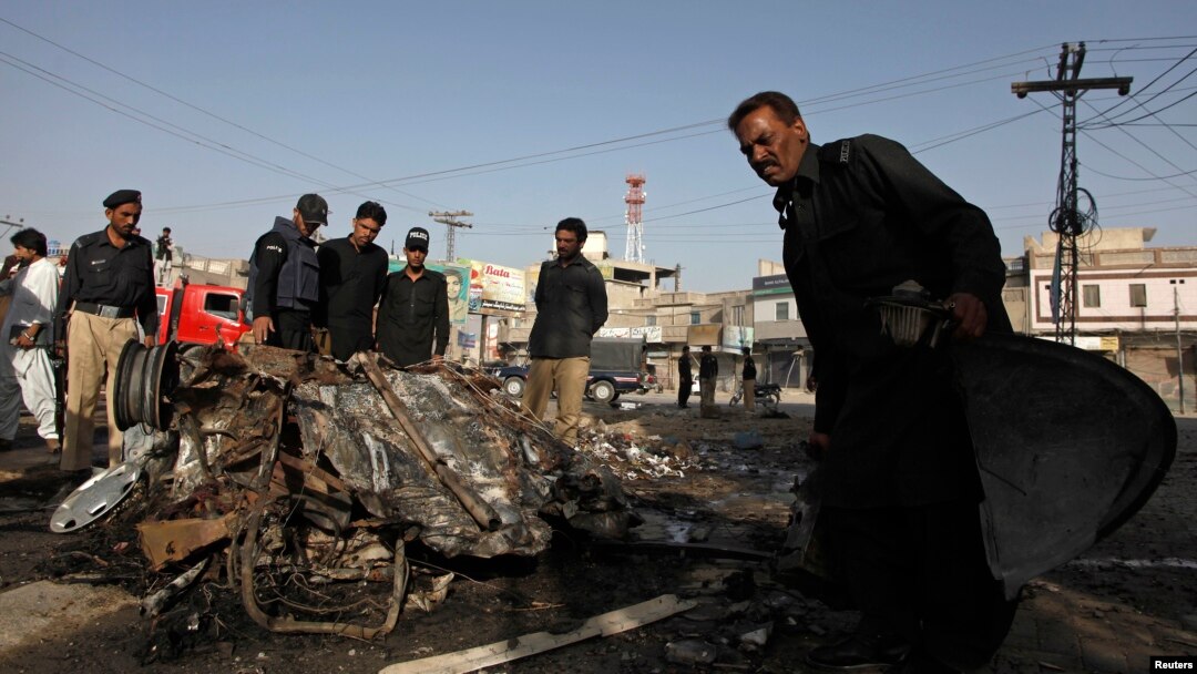  دامنيتي چارواکو وينا ده چاوديدونکي مواد ديو دوکان څخه بهر په ولاړ يو موټر سايکل پسي تړل شوي وو او چاودنه هاغه مهال وشوه کله چې دروژه ماتي او اختر لپاره په سودسودا اخستو کښې مصروف وؤ.