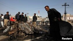  دامنيتي چارواکو وينا ده چاوديدونکي مواد ديو دوکان څخه بهر په ولاړ يو موټر سايکل پسي تړل شوي وو او چاودنه هاغه مهال وشوه کله چې دروژه ماتي او اختر لپاره په سودسودا اخستو کښې مصروف وؤ.