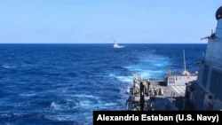 美国海军伯克级导弹驱逐舰“约翰·芬恩”号与菲律宾海军护卫舰在南中国海菲律宾专属经济区举行的“海上合作行动”中编队航行。(2026年1月26日)