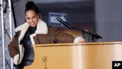 Alicia Keys saat tampil di acara "NBC's Today Show" di Rockefeller Plaza, New York, 14 Desember 2021. (Charles Sykes/Invision/AP)