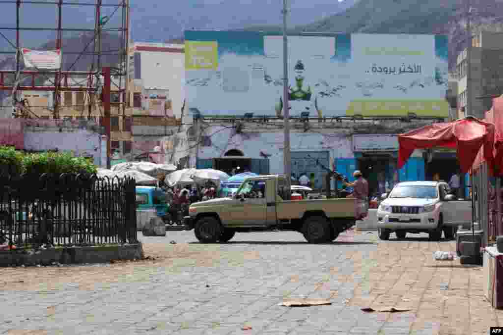 Wanajeshi wa Yemen watiifu na Baraza la Mpito la Kusini STC wapiga doria mjini Aden