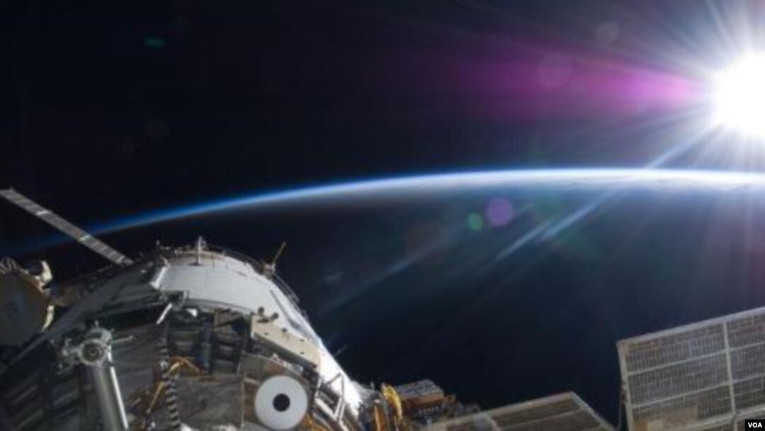 El sol ilumina la Estación Espacial Internacional. La foto fue tomada desde la terminal rusa por el equipo abordo del Atlantis.