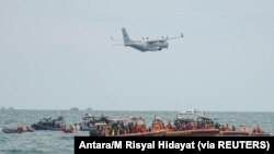 Sebuah pesawat TNI Angkatan Darat CN-235 terlihat dalam operasi pencarian dan penyelamatan penerbangan Sriwijaya Air SJ 182, di laut lepas pantai Jakarta, 14 Januari 2021. (Foto: Antara/M Risyal Hidayat via REUTERS)