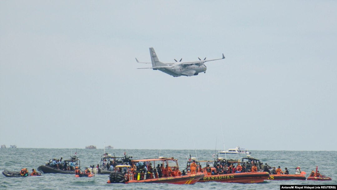 Sebuah pesawat TNI Angkatan Darat CN-235 terlihat dalam operasi pencarian dan penyelamatan penerbangan Sriwijaya Air SJ 182, di laut lepas pantai Jakarta, 14 Januari 2021. (Foto: Antara/M Risyal Hidayat via REUTERS)