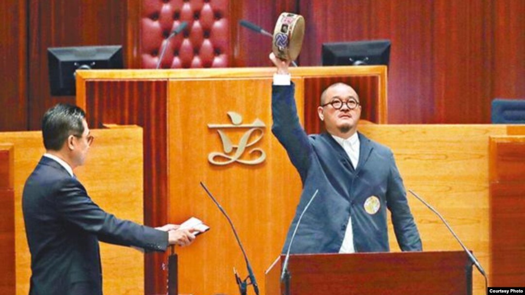 社福界立法会议员邵家臻手持占中道具铃鼓宣誓（苹果日报图片）