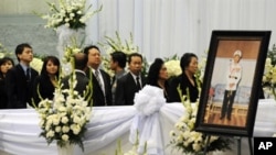 Members of the Hmong community wait in line to view the open casket of Hmong war hero General Vang Pao on the second day of his five day funeral in California, February 5, 2010.