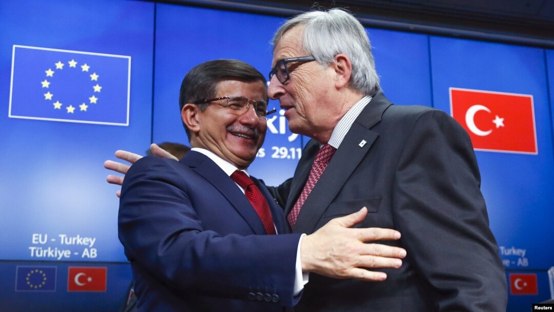 PM Turki Ahmet Davutoglu (kiri) dan Presiden Komisi Eropa, Jean Claude Juncker usai konferensi pers pasca KTT Uni Eropa-Turki di Brussels, Belgia hari Minggu (29/11).