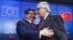PM Turki Ahmet Davutoglu (kiri) dan Presiden Komisi Eropa, Jean Claude Juncker usai konferensi pers pasca KTT Uni Eropa-Turki di Brussels, Belgia hari Minggu (29/11).