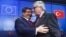 AB Komisyonu Başkanı Juncker, 29 Kasım'da Brüksel'de düzenlenen AB-Türkiye Zirvesi sonrasında Başbakan Ahmet Davutoğlu'yla.