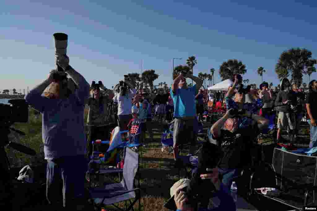 Personas observan la nave Starship de SpaceX después del lanzamiento en South Padre Island, cerca de Brownsville, Texas, el 19 de noviembre de 2024.