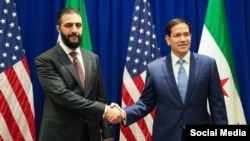 资料照片：叙利亚总统沙拉与美国国务卿卢比奥握手。