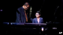 Pemain piano cilik asal Indonesia, Joey Alexander, bersama pemain jazz kawakan AS, Herbie Hancock dalam acara di Apollo Theater, New York, 20 Oktober 2014.