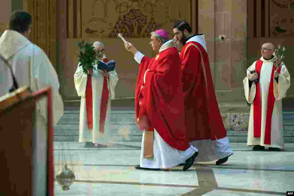 El abad de la abadía de Santa María de Montserrat, en España, Josep Maria Soler i Canals , celebra la Misa del Domingo de Ramos el 5 de abril de 2020, en Monistrol de Montserrat, durante un cierre nacional para prevenir la propagación de la enfermedad COVID-19. -&nbsp;