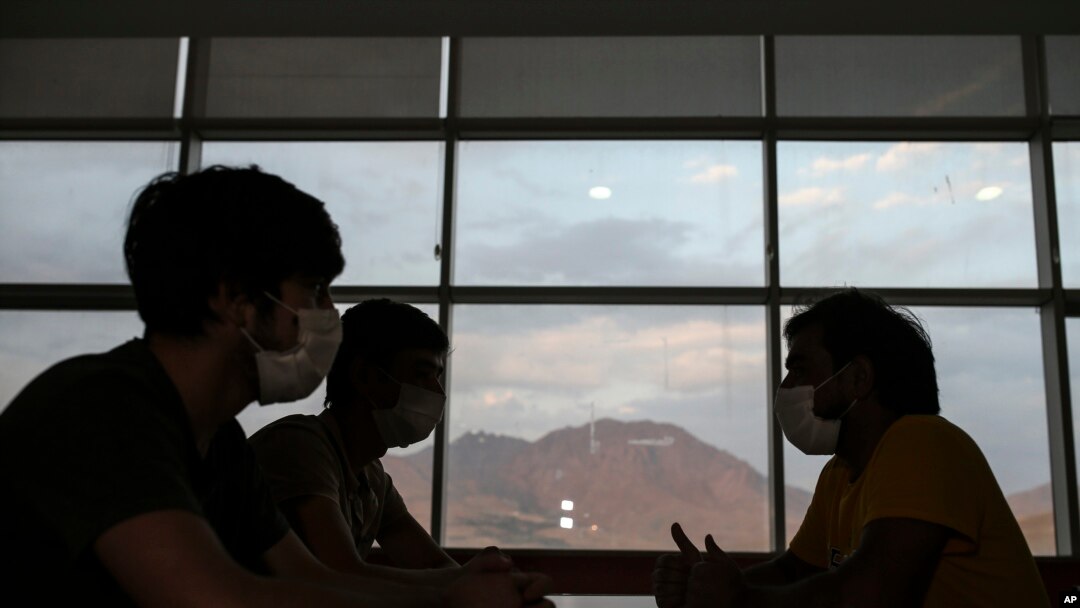 Migran Afghanistan duduk di pusat deportasi di kota Van, Turki yang berbatasan dengan Iran, Senin, 23 Agustus 2021. (AP Photo/Emrah Gurel)