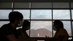 Migran Afghanistan duduk di pusat deportasi di kota Van, Turki yang berbatasan dengan Iran, Senin, 23 Agustus 2021. (AP Photo/Emrah Gurel)