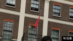 박지현 씨가 지난해 영국 주재 중국대사관 앞에서 탈북자 강제북송 중단과 홍콩의 자유를 촉구하는 1인 시위를 하고 있다. 사진제공=박지현.