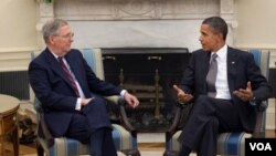 El líder de la minoría en el senado, Mitch McConnell, reunido con el presidente Barack Obama, en agosto 2010 en la Sala Oval de la Casa Blanca.