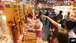 Warga mengenakan masker saat berbelanja di pasar di Taipei, menjelang Tahun Baru Imlek, tengah pandemi COVID-19, 10 Februari 2021. (AP Photo/Chiang Ying-ying)