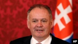 Presiden Slovakia Andrej Kiska berbicara kepada media setelah pembicaraan dengan Presiden Austria Alexander van der Bellen di Istana Hofburg di Wina, Austria, Senin, 19 Februari 2018.