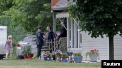 Polisi menggeledah rumah James Hodgkinson, yang diidentifikasi oleh petugas penegak hukum sebagai pria bersenjata yang menembak anggota parlemen A.S. di sebuah lapangan bisbol Washington, di Belleville, Illinois, 14 Juni 2017.