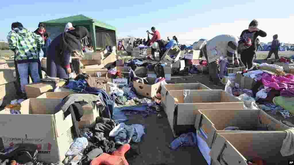 Des organismes de bienfaisance sont présents dans le centre d&#39;accueil près du village frontalier de Roszke, à 180 km au sud-est de Budapest, Hongrie.