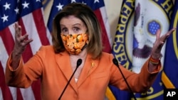 Ketua DPR AS Nancy Pelosi memberikan keterangan pers di gedung Capitol, Washington DC (foto: dok). 