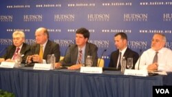 Jaime Daremblum, Pedro Burelli, Armando González, Javier Corrales y Aníbal Romero durante la conferencia en el Instituto Hudson.