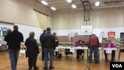 Early voting at Ward 7 in Nashua, New Hampshire. (Sasha Gong/VOA) 