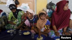 Para migran Muslim Rohingya yang berhasil diselamatkan, ditampung di sebuah penampungan di Lhoksukon, Aceh, Selasa (12/5).