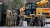 Anggota Garda Nasional mendirikan tenda untuk pusat tes virus corona di lahan parkir FedEx Field di Landover, Maryland, di luar Kota Washington D.C, 21 Maret 2020. (Foto: AP)