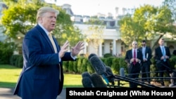 Rais Donald Trump akiongea na waandishi wa habari White House Octoba 11, 2019.