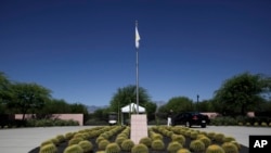 Seorang penjaga keamanan berbicara kepada seorang pengunjung di pintu masuk Annenberg Retreat di Sunnylands, Rancho Mirage, California, Rabu, 5 Juni 2013. (Foto: dok.)