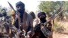 Des membres d'un gang de "bandits" avec des armes dans leur cachette dans la forêt du nord-ouest de l'État de Zamfara, au Nigéria, le 22 février 2021.