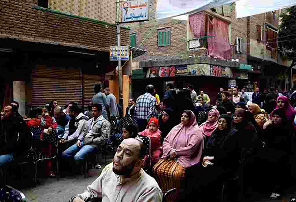 Cairo residents listen to Muslim Brotherhood candidates for parliamentary elections, Egypt, November 26, 2011. (VOA - Y. Weeks)