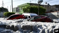 Funcionarios de Guadalajara, la segunda ciudad más grande de México, dicen que la tormenta de granizo ha dañado varias de viviendas.