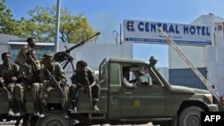 Les forces de sécurité gardent l'entrée de l'hôtel Central, près du palais présidentiel à Mogadiscio, le 20 février 2015.