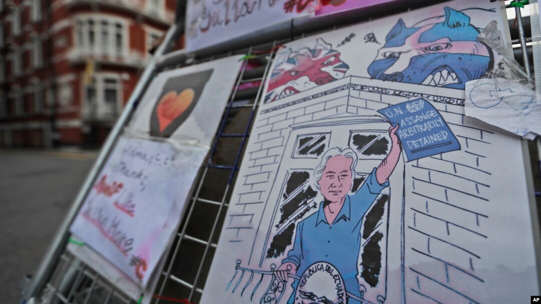 Poster bergambar karakter pendiri WikiLeaks, Julian Assange, ditempel di sebuah penghalang di depan Kedutaan Besar Ekuador di London, 26 Januari 2018.
